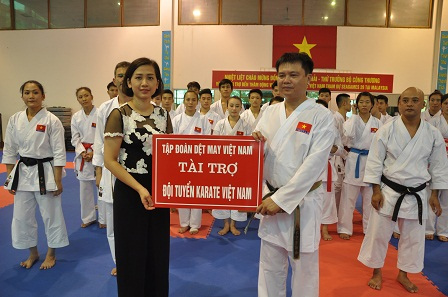 vinatex vinatex trao tai tro cho doi tuyen karatedo viet nam4 1