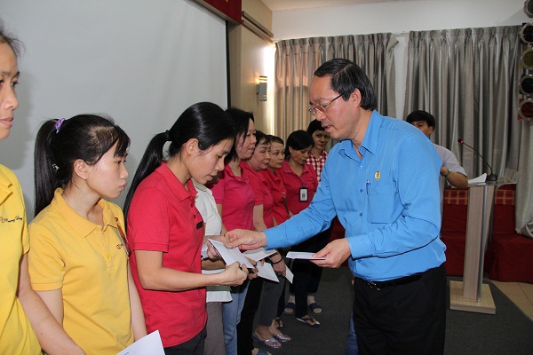 Công đoàn Dệt May Việt Nam: Thăm và tặng quà công nhân lao động khuyết tật