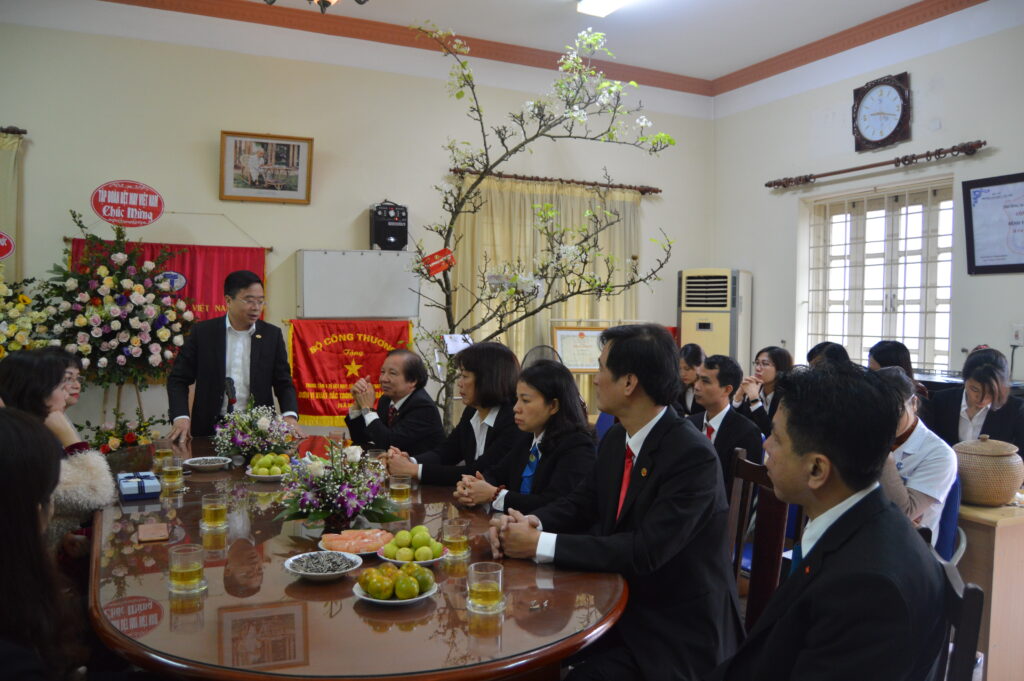 TGD Vinatex ong Le Tien Truong trao doi than tinh voi Can bo lanh dao va cac thay thuoc nhan vien Benh vien Det May sang 2722019