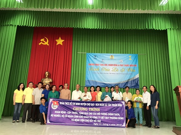 Khám chữa bệnh miễn phí và tặng quà các hộ nghèo, gia đình chính sách