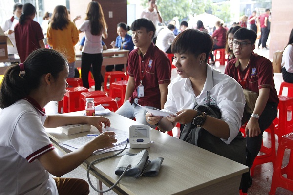 Đông đảo cán bộ, giảng viên, sinh viên ĐH Nguyễn Tất Thành tham gia Ngày tình nguyện đỏ 2019