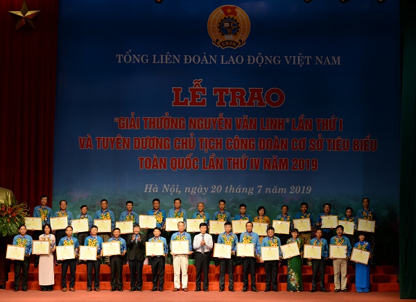 Chủ tịch Công đoàn TCT Việt Thắng được TLĐLĐVN vinh danh | Tập đoàn dệt may Việt Nam