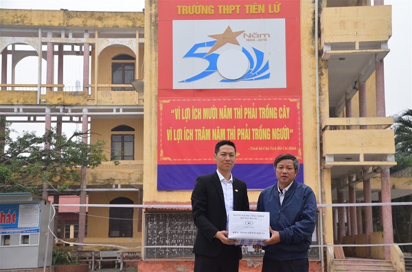 HTU tặng khẩu trang vải kháng khuẩn cho các trường THPT