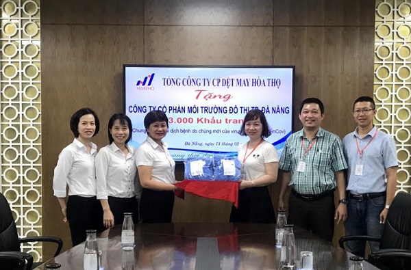 Dệt May Hòa Thọ tặng 80.000 khẩu trang bảo vệ sức khỏe cộng đồng