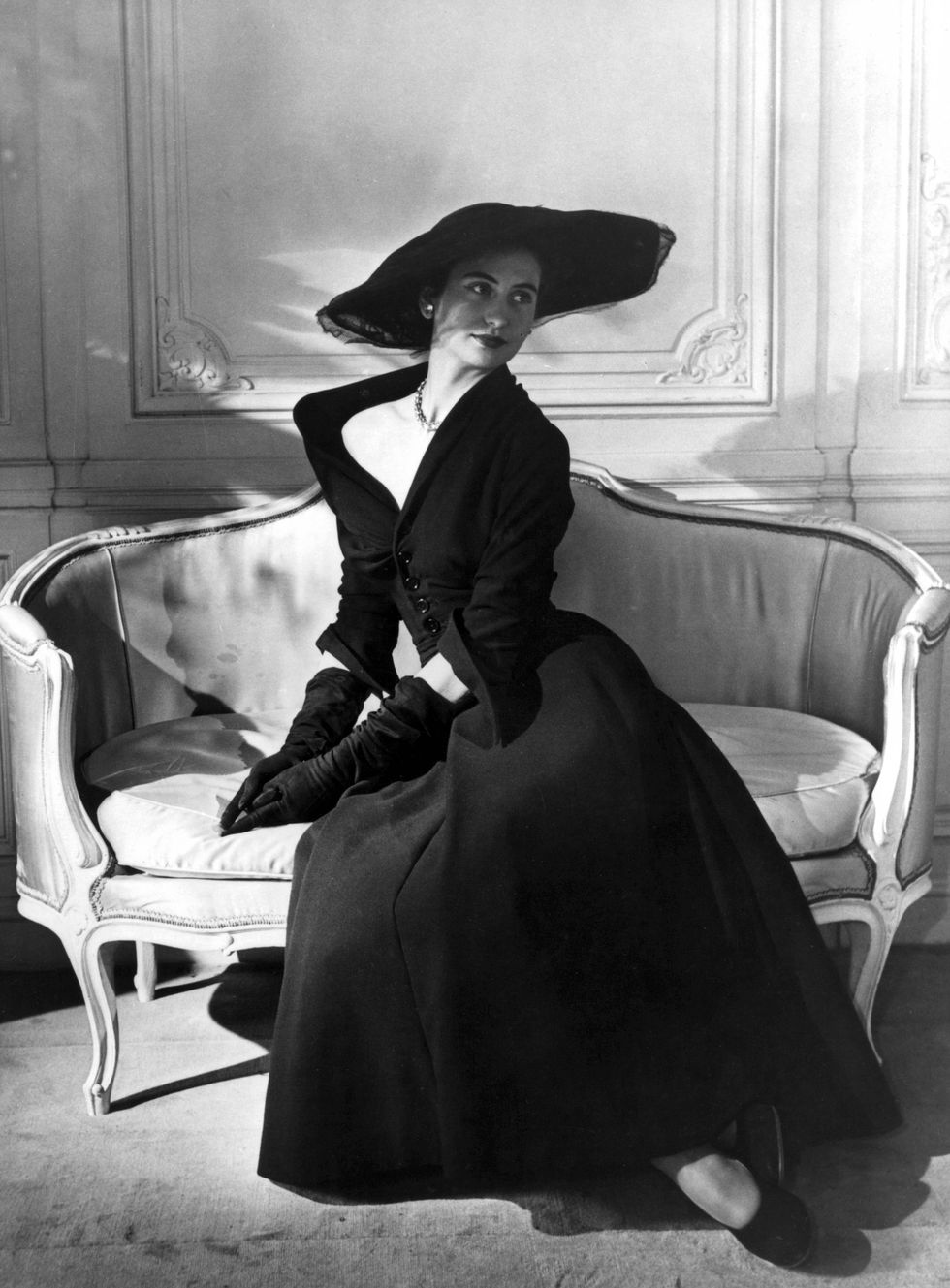 Ngày này năm xưa 211 nhà thiết kế thời trang đình đám Christian Dior ra  đời một tay dựng nên đế chế huy hoàng trong ngành thời trang