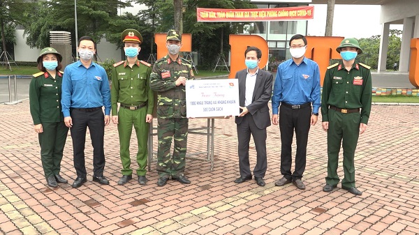 Đoàn Thanh niên TCT May 10 tặng khẩu trang và sách cho khu cách ly Đại học FPT