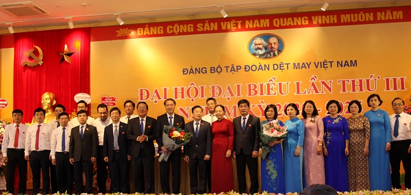 BCH moi nhan hoa chuc mung cua LD cap tren