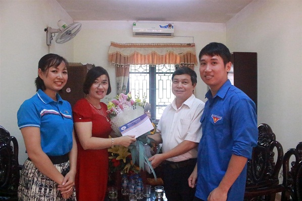 HTU tang qua trung tam Thuan Thanh