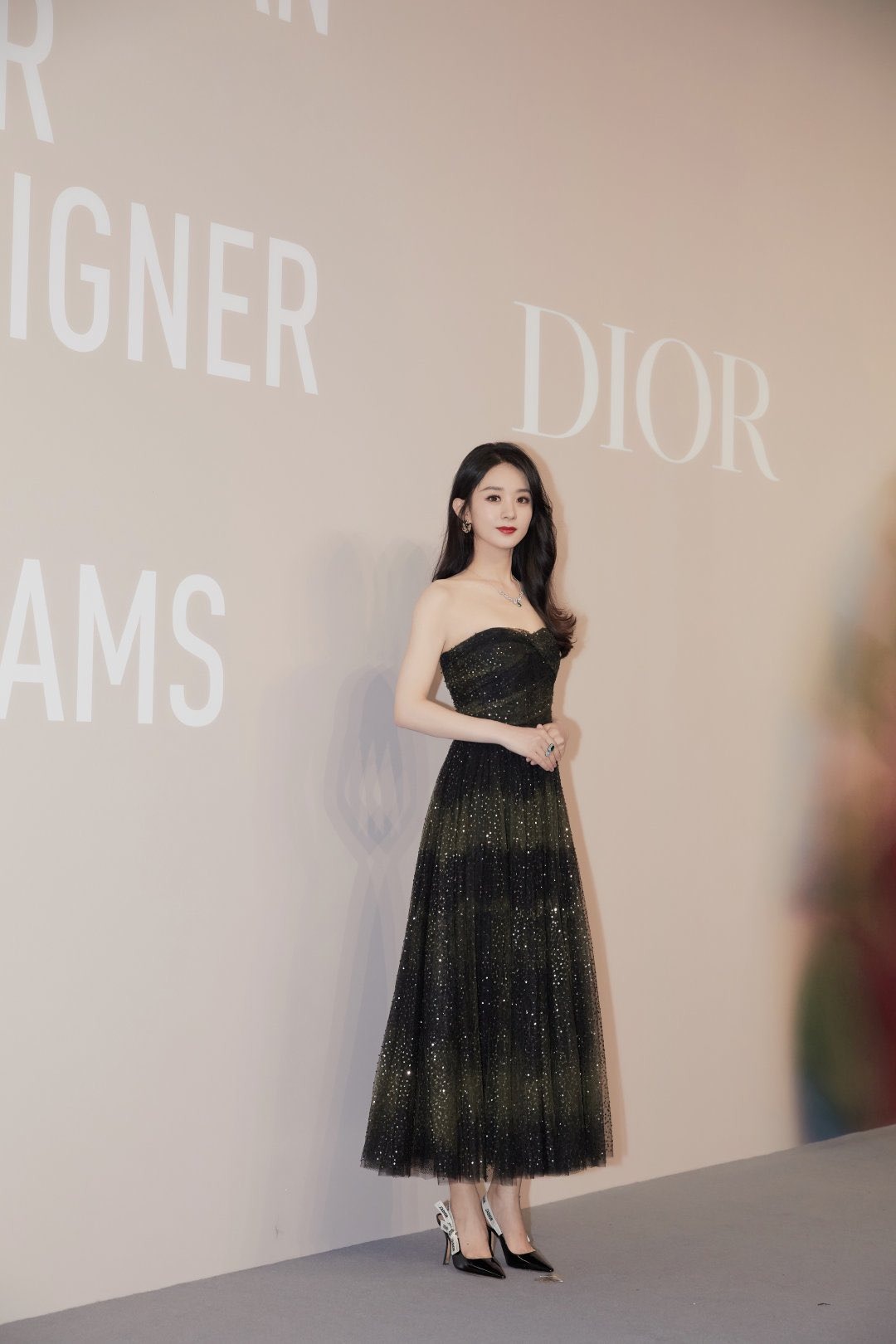 Triệu Lệ Dĩnh sang chảnh như quý cô thượng lưu tại triển lãm của Dior