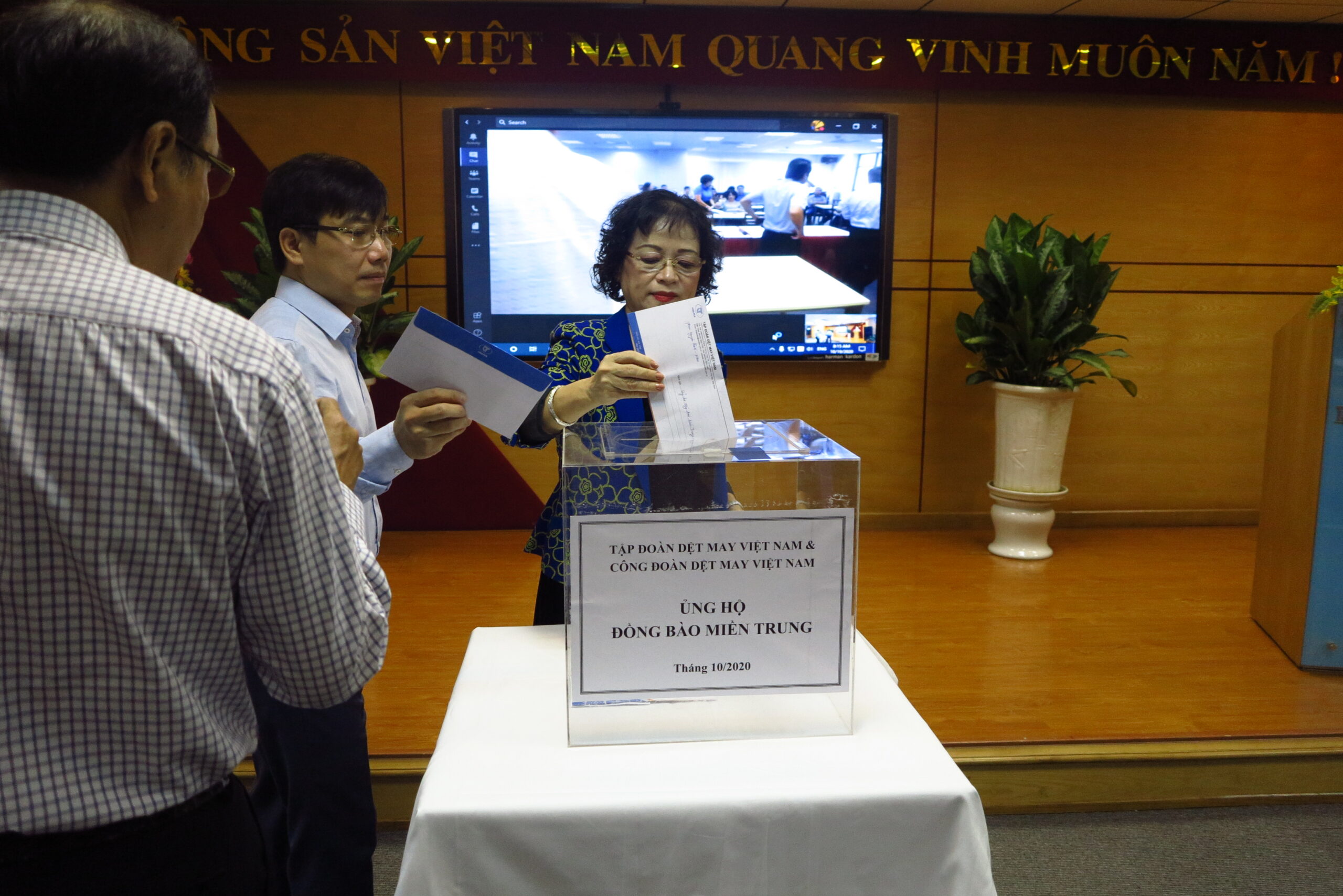 Văn phòng Vinatex quyên góp ủng hộ đồng bào miền Trung