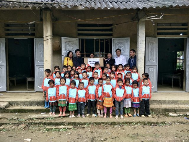 Vinatex tổ chức chương trình từ thiện "Áo ấm cho trẻ vùng cao"