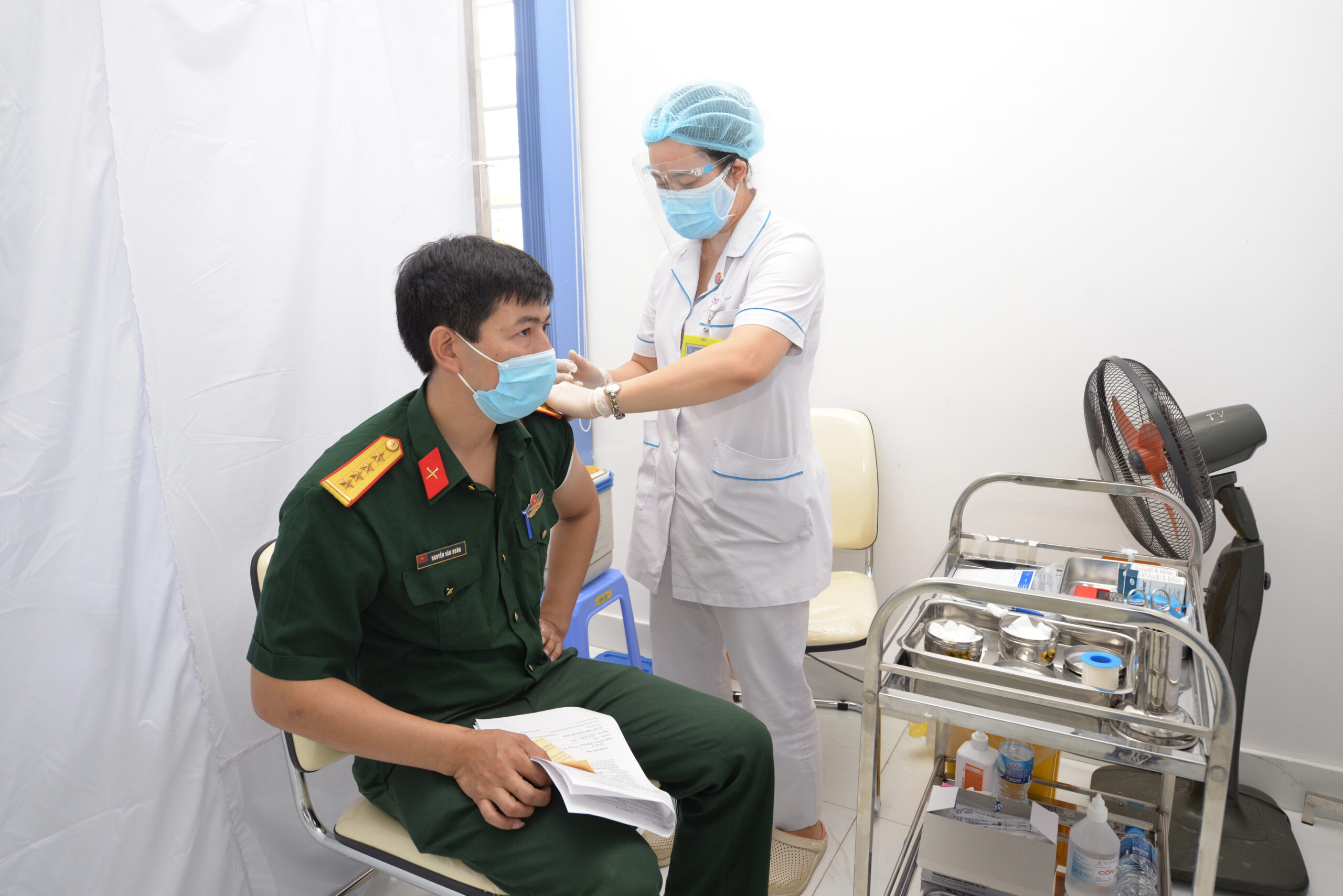 Bệnh viện Dệt May tổ chức tiêm vaccxin phòng Covid – 19 cho lực lượng Công an và BCH Quân sự quận Hai Bà Trưng