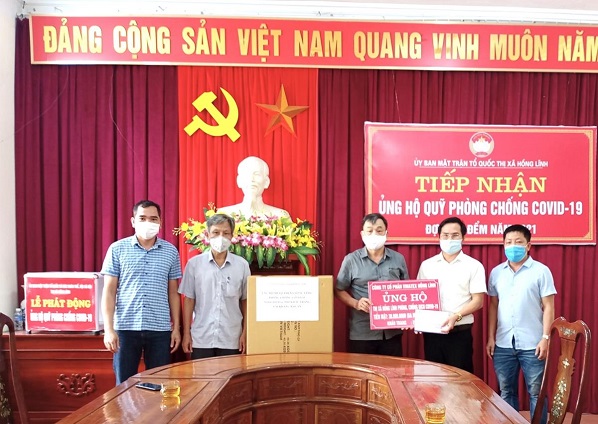 Công ty cổ phần Vinatex Hồng Lĩnh ủng hộ 30 triệu đồng và 2.000 khẩu trang vải kháng khuẩn phòng chống Covid-19