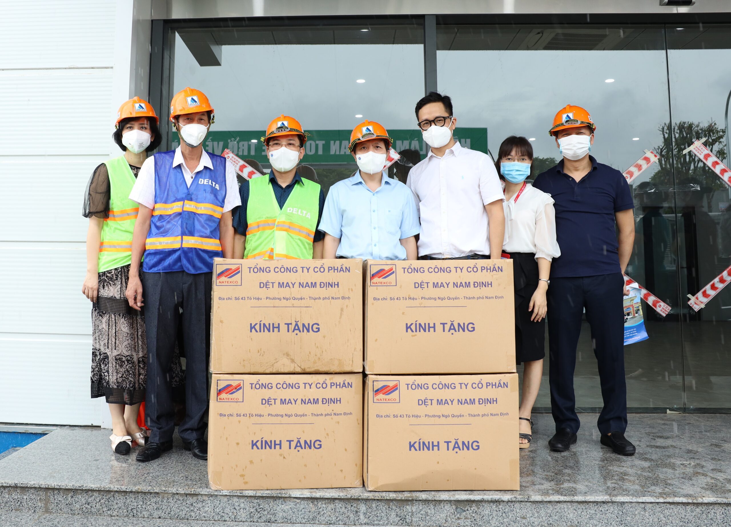 Vinatex trao tặng đồ dùng sinh hoạt cho bệnh viện dã chiến trường Đại học Y Hà Nội