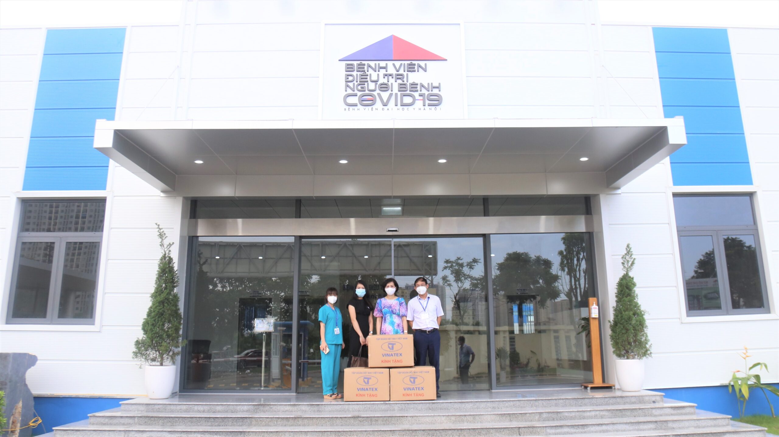 Vinatex trao tặng đồ dùng thiết yếu cho y bác sĩ, bệnh nhân Bệnh viện điều trị người bệnh Covid-19- Y Hà Nội