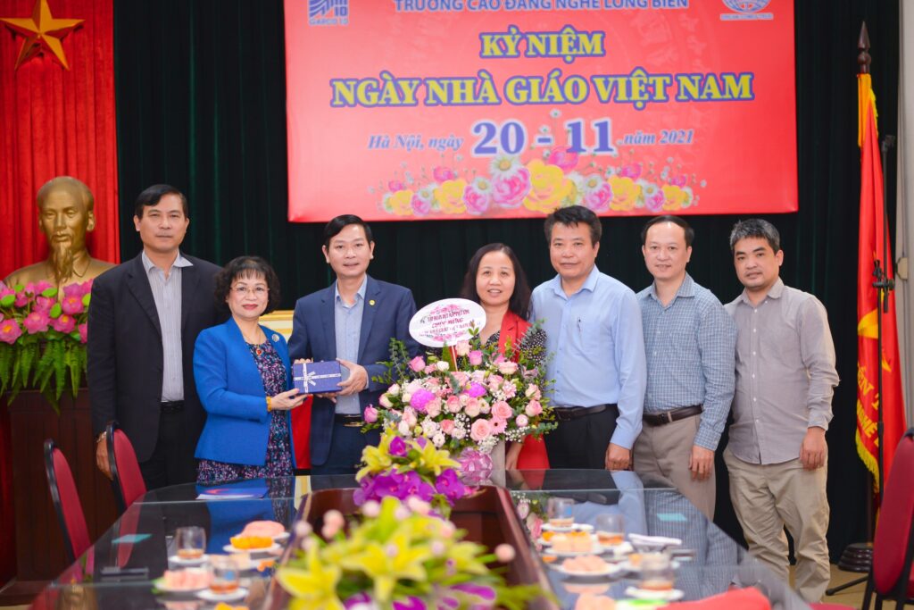 Vinatex chúc mừng Cao đẳng nghề Long Biên nhân dịp kỷ niệm Ngày Nhà giáo Việt Nam 20/11 4 c582ccd454649c3ac575 1