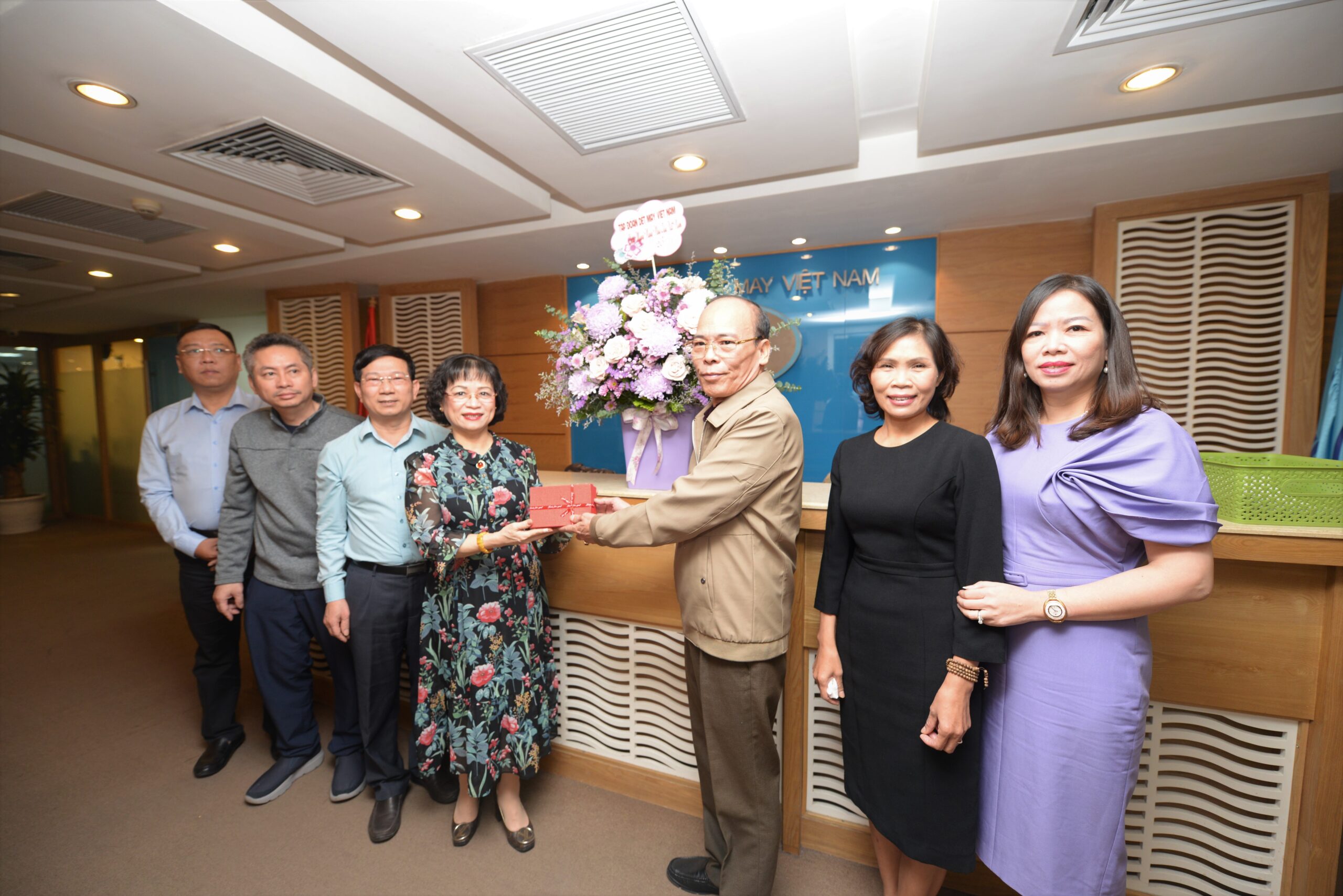 Vinatex chúc mừng Trường Cao đẳng Công nghiệp Dệt May Nam Định nhân dịp kỷ niệm ngày Nhà giáo Việt Nam