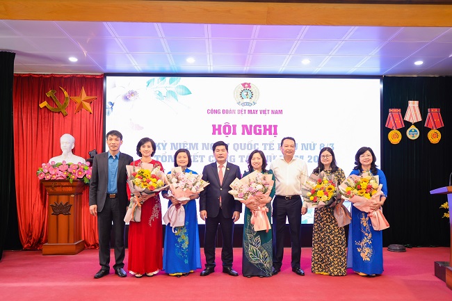 Đẩy mạnh vai trò, năng lực của đội ngũ lao động nữ trong hệ thống Công đoàn Dệt May Việt Nam