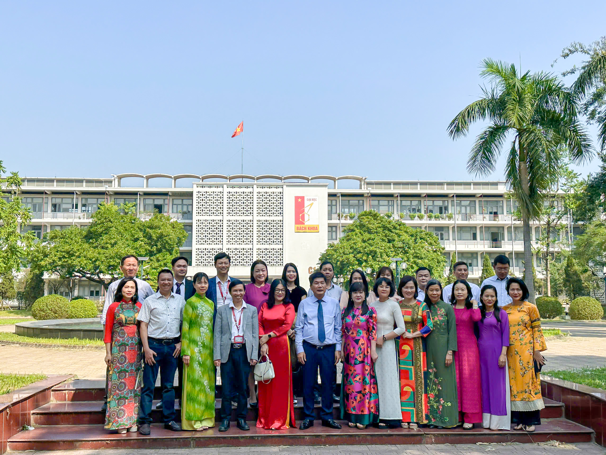 Lãnh đạo Vinatex chúc mừng 42 năm ngày Nhà giáo Việt Nam