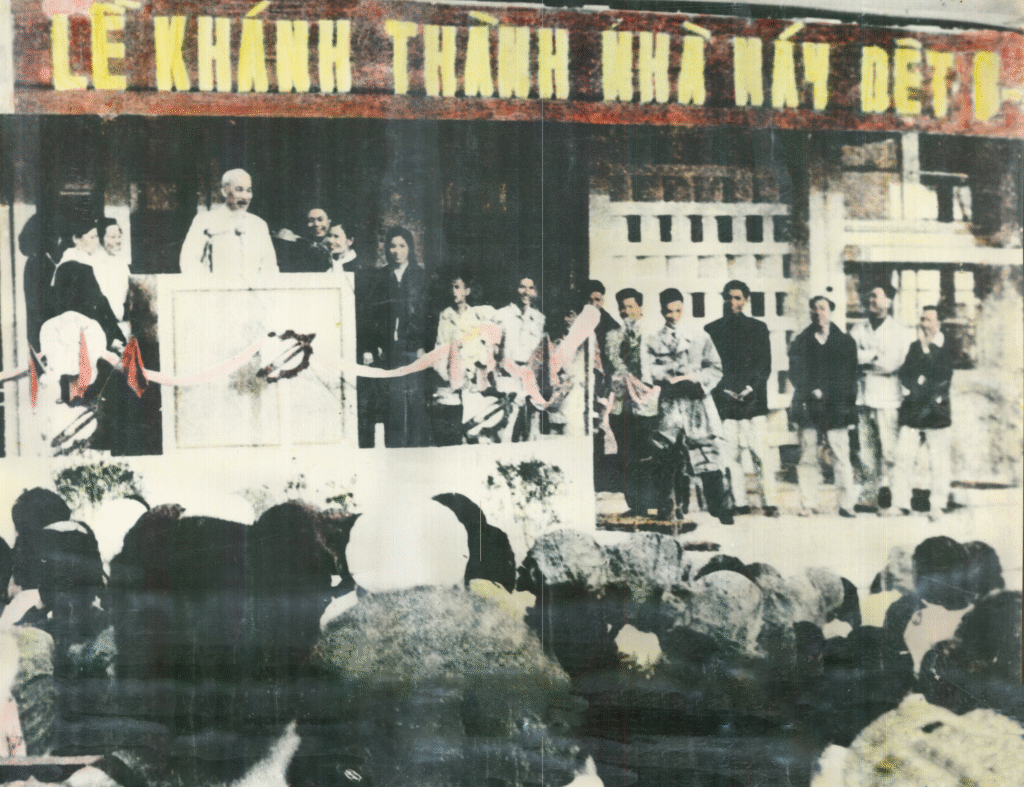 1965. Bac Ho noi chuyen voi CBCNV ngay Le khanh thanh