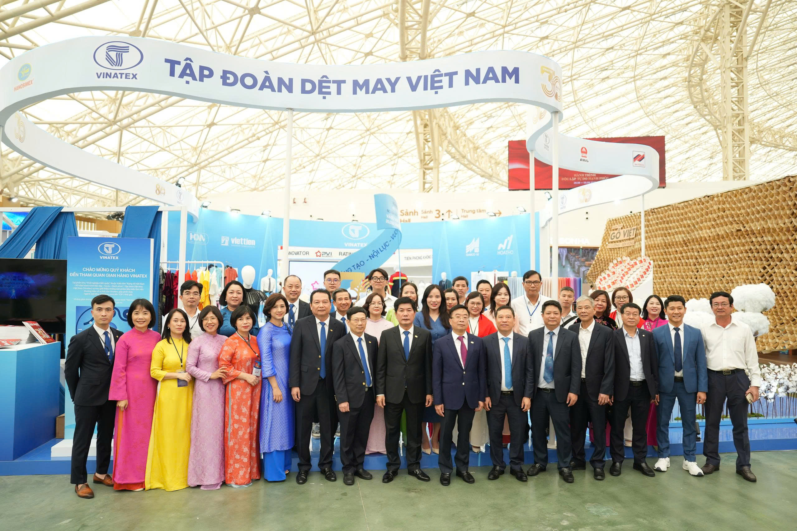 Vinatex đón tiếp khách tham quan gian hàng tại Triển lãm “Rạng rỡ Việt Nam: 80 năm hành trình Độc lập – Tự do – Hạnh phúc”