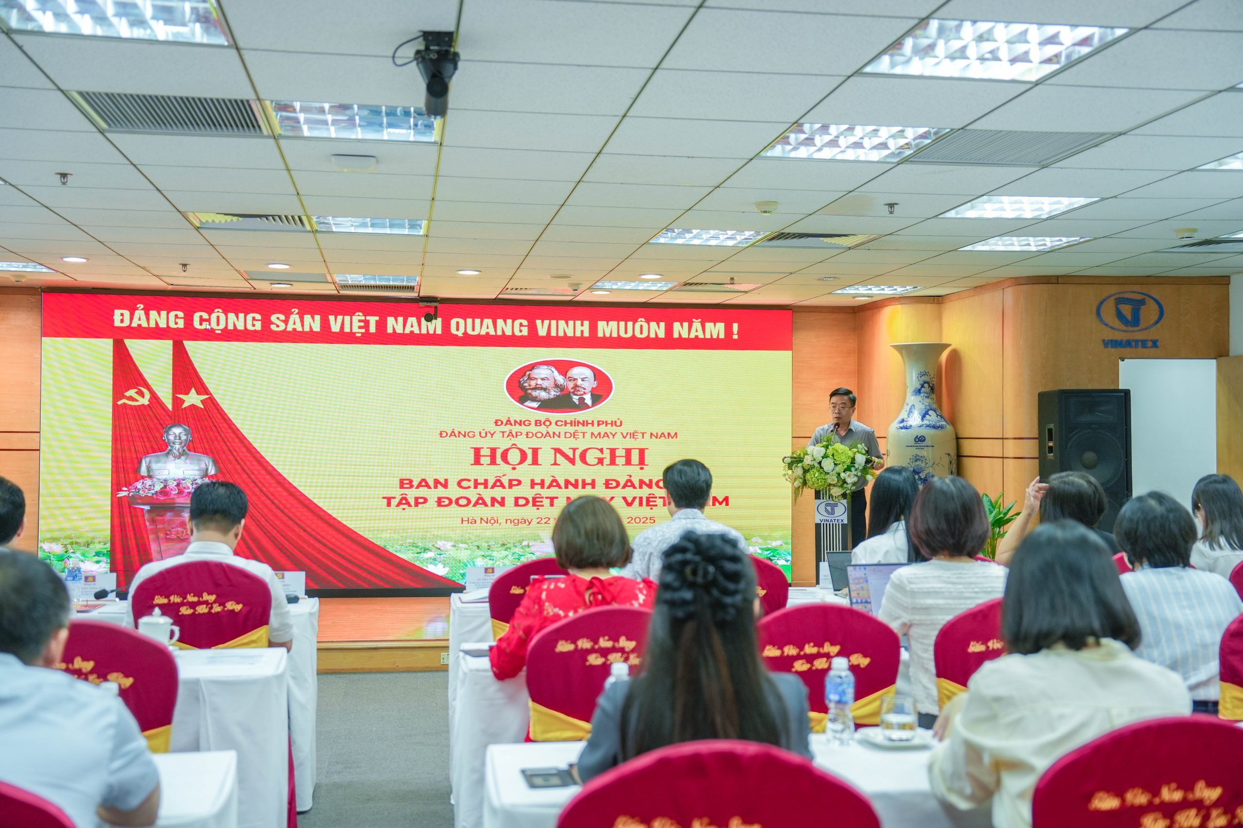 Nắm vững chương trình, quy chế làm việc để vận dụng hiệu quả vào công tác xây dựng Đảng ở Đảng bộ Vinatex