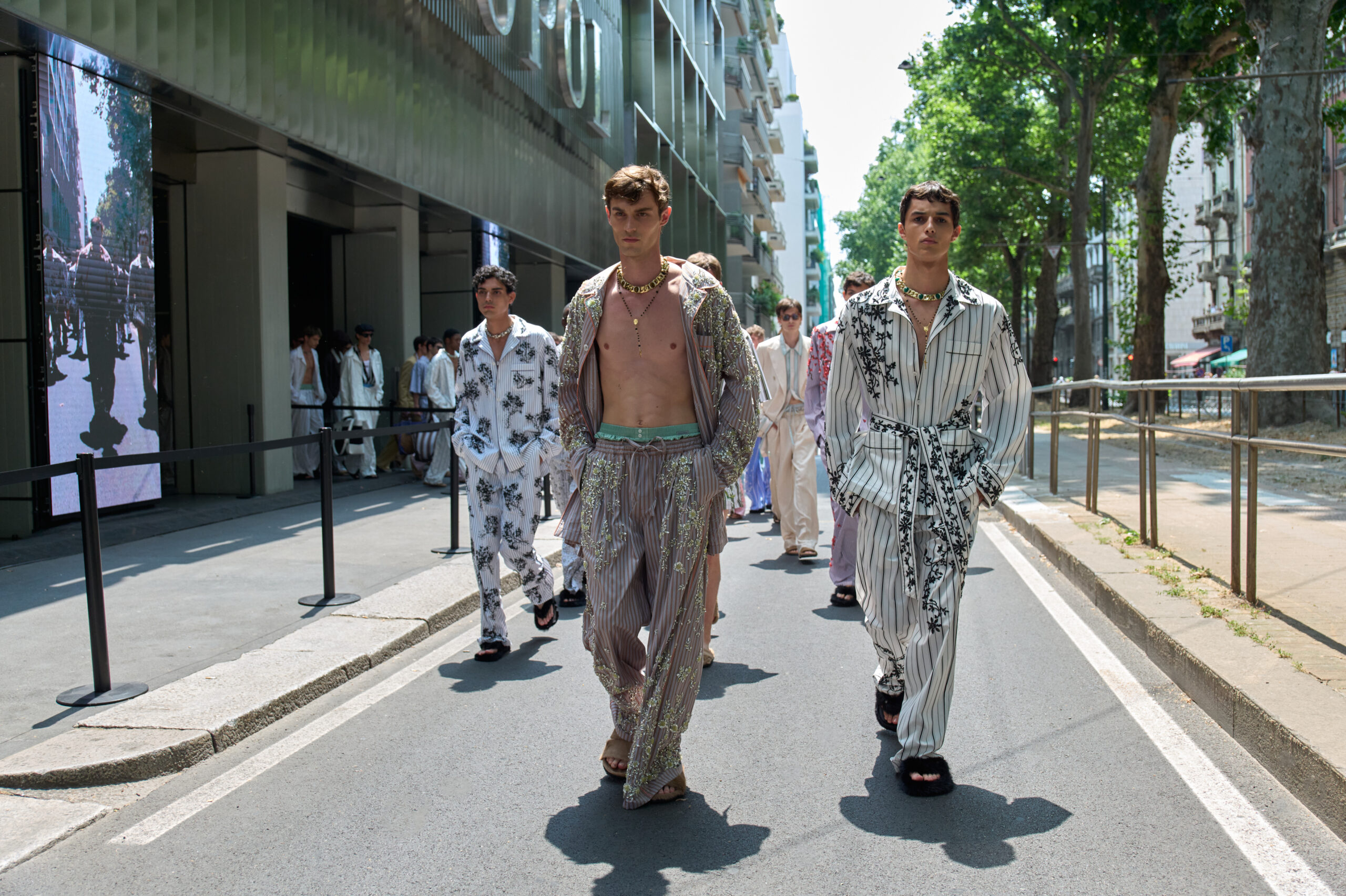 Dolce & Gabbana Xuân Hè 2026: “Pyjama Boys” – khi đồ ngủ trở thành biểu tượng thời trang đường phố