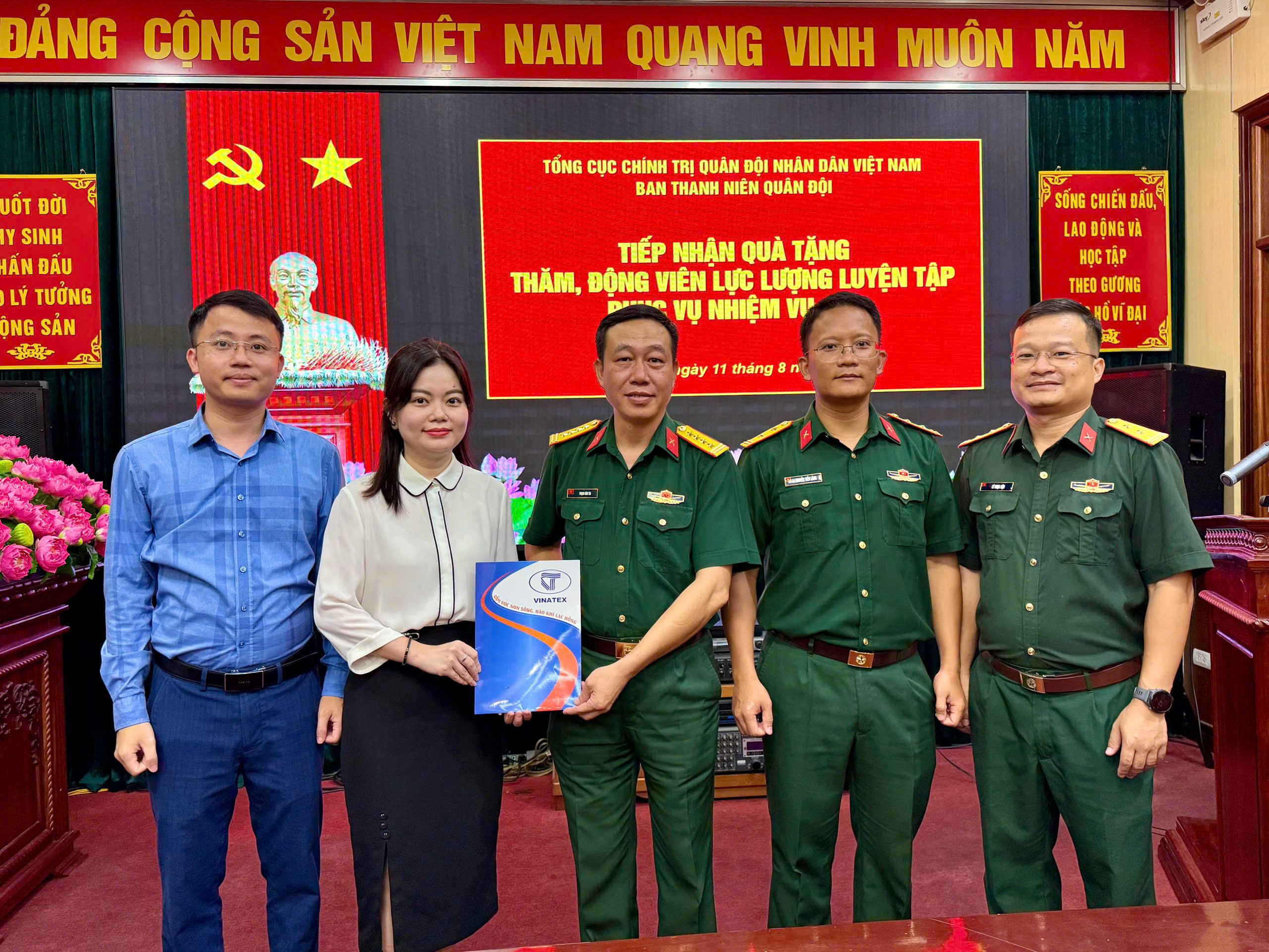 Đảng ủy Vinatex trao tặng 1.500 áo sơ mi cho các chiến sĩ thực hiện nhiệm vụ A80