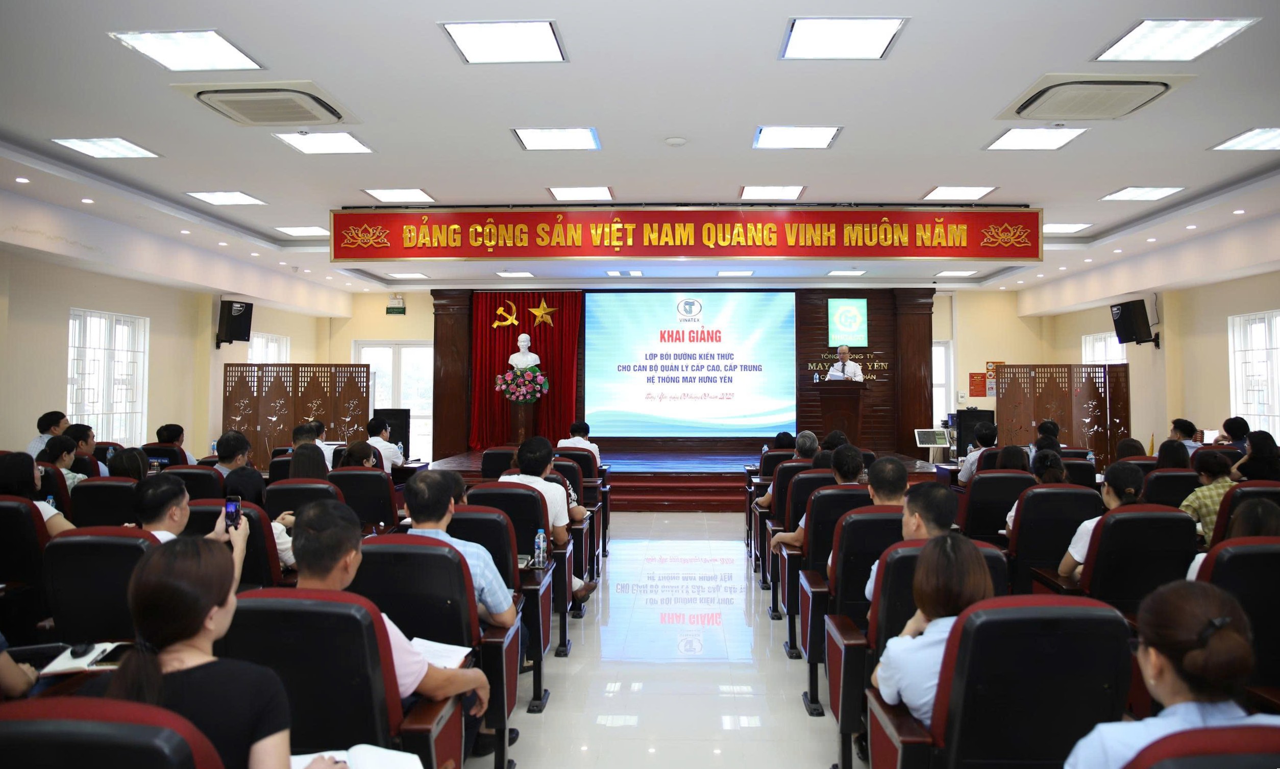 Khai giảng lớp cán bộ quản lý cấp trung tại hệ thống May Hưng Yên