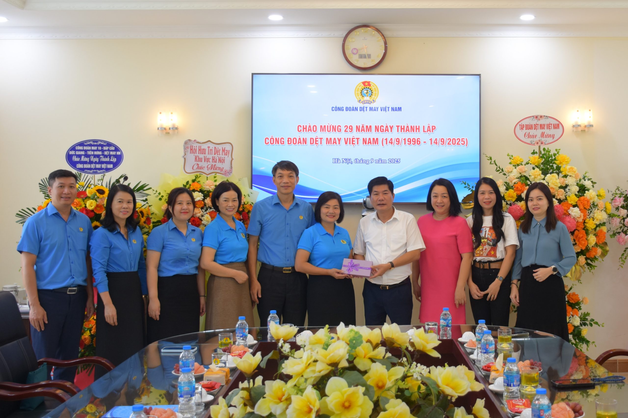 Lãnh đạo Vinatex chúc mừng 29 năm ngày thành lập Công đoàn Dệt May Việt Nam