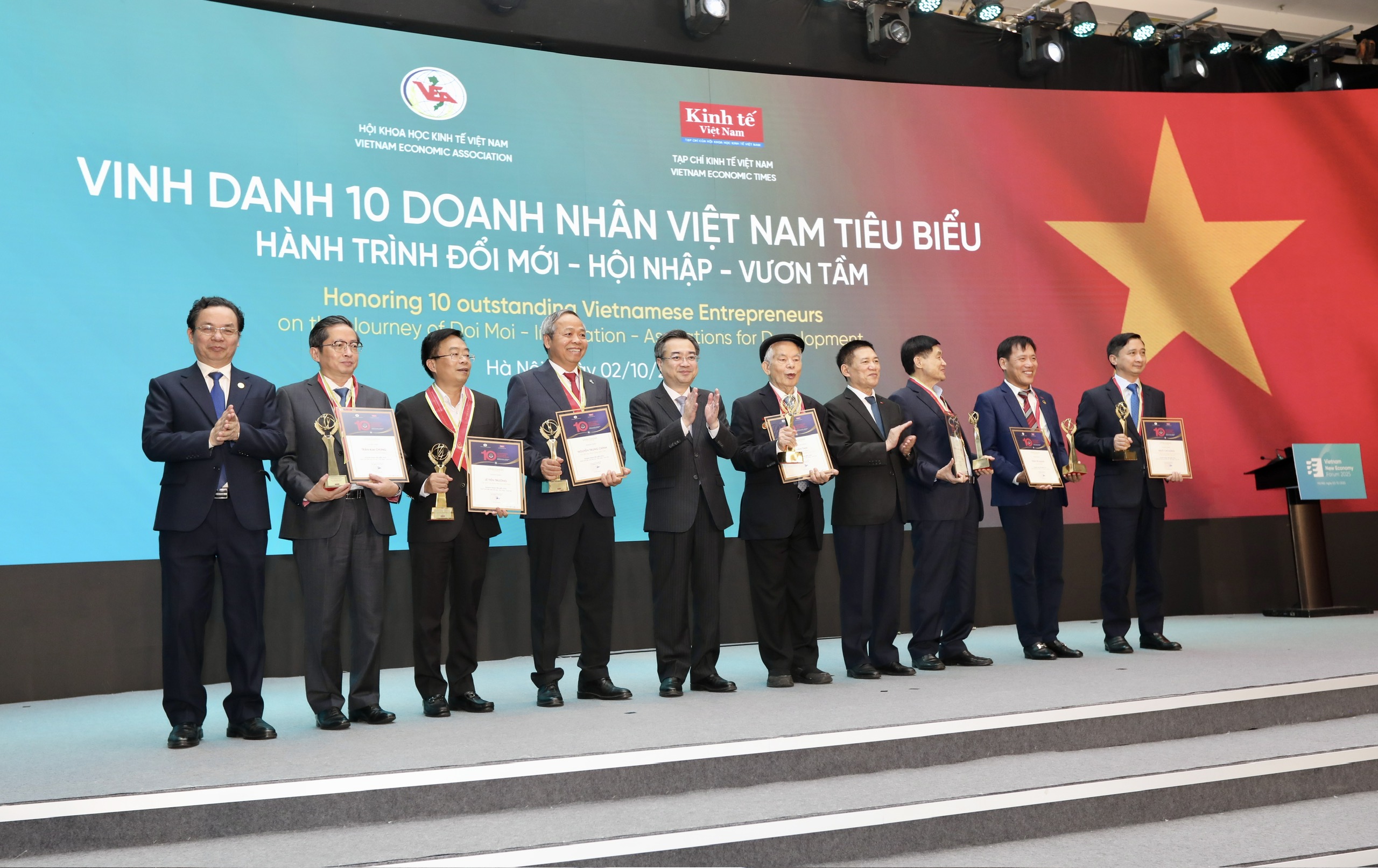Vinatex and Chairman Le Tien Truong were honored at the Vietnam New Economy Forum 2025 and the 22nd Vietnam Strong Brand Awards