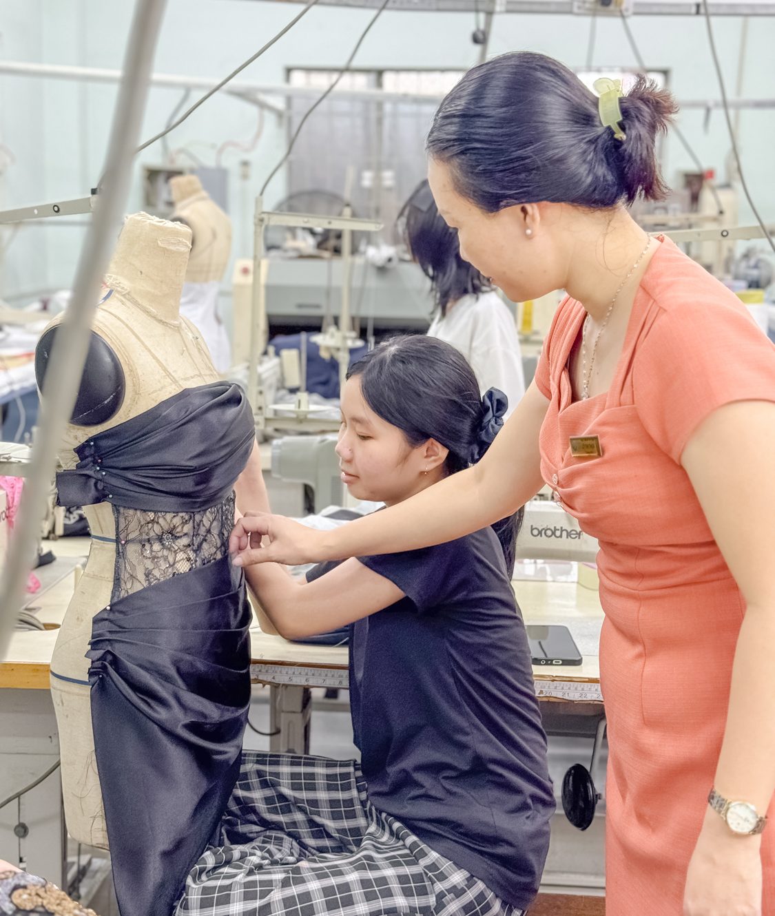 Co Lu Thi Thoa cung sinh vien Nguyen Thi Thuy Trang trong lop thuc hanh 1 e1763955975226