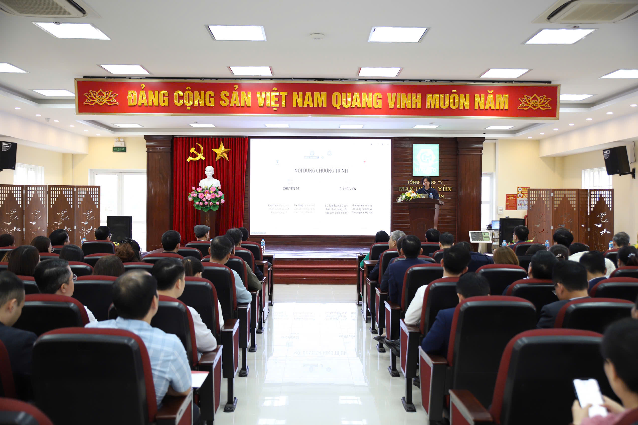 Toan canh hoi truong