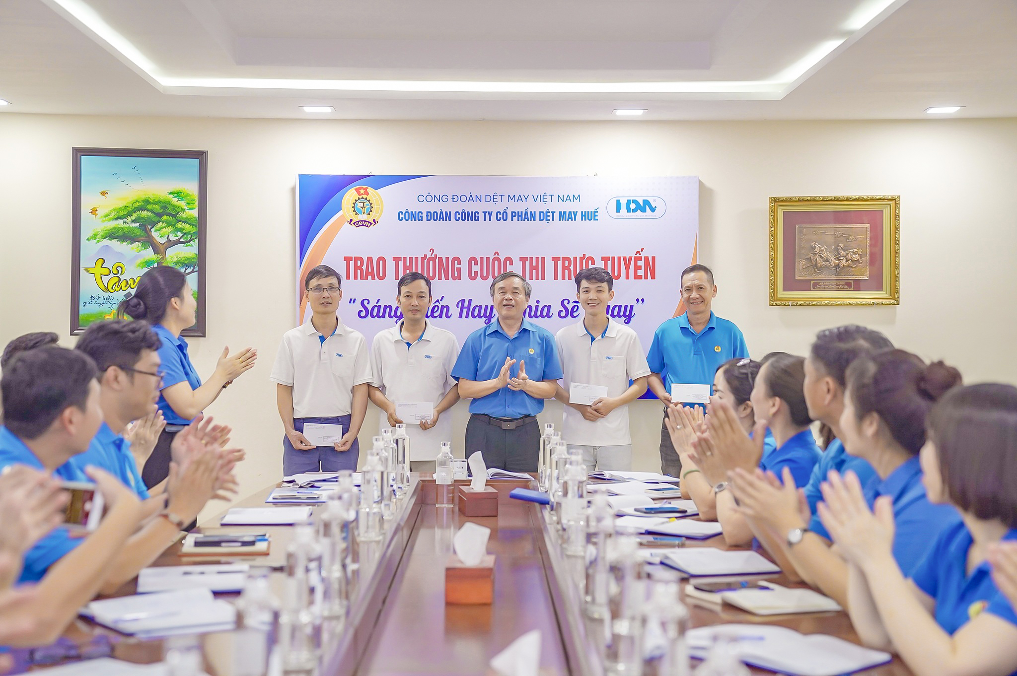 Anh Vo Nhat Duy thu hai tu phai sang nhan giai thuong tu sang kien