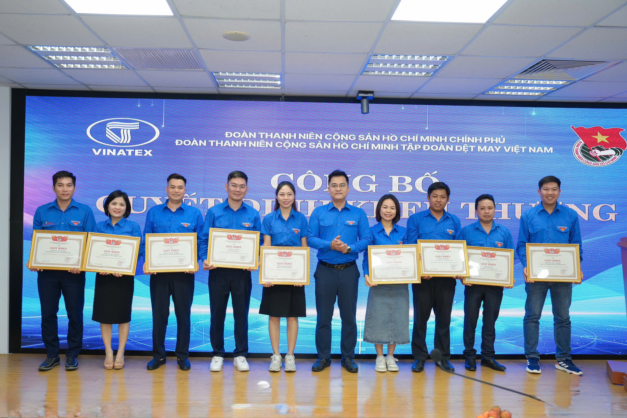 1548096429434123329 3