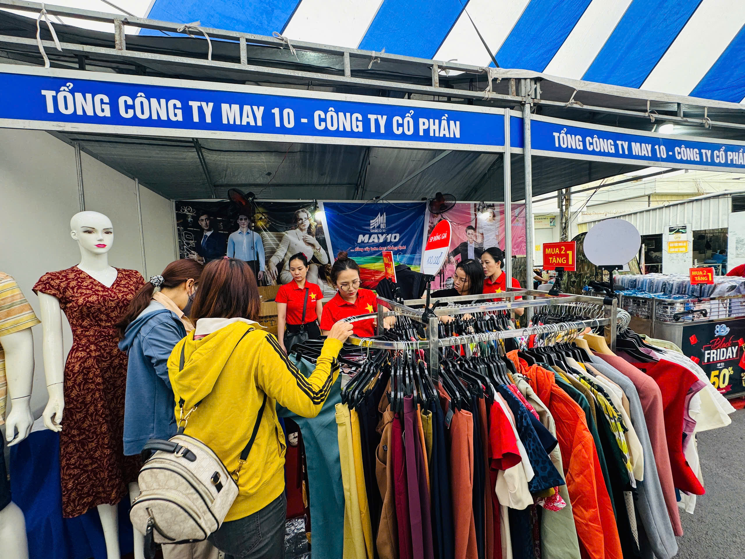 Khai mạc Hội chợ bán hàng trợ giá cho công nhân lao động dệt may khu vực phía Nam 3 z7422102197062 cd354b9ee171e82211ce22d9ea3e65ea