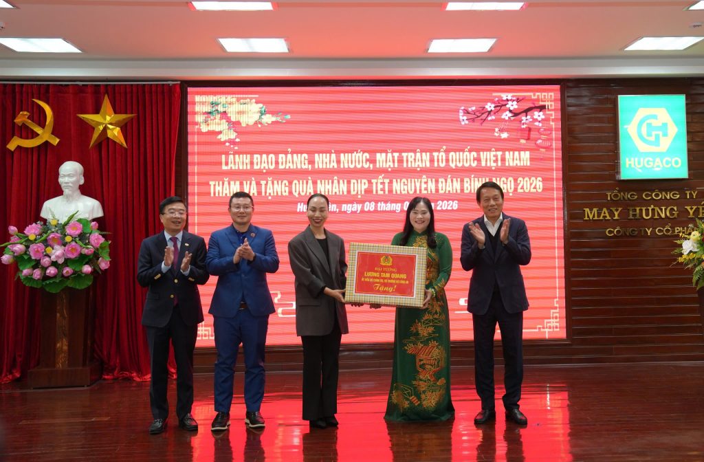 Ủy viên Bộ Chính trị, Bộ trưởng Bộ Công an Lương Tam Quang thăm, chúc Tết và trao quà cho người lao động May Hưng Yên   - Vinatex