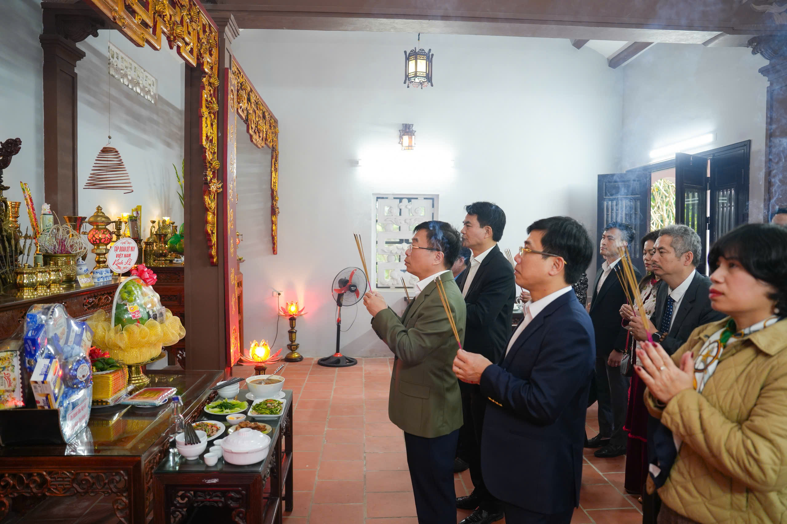 Lãnh đạo Vinatex dâng hương Tổ nghề và Chủ tịch Hồ Chí Minh