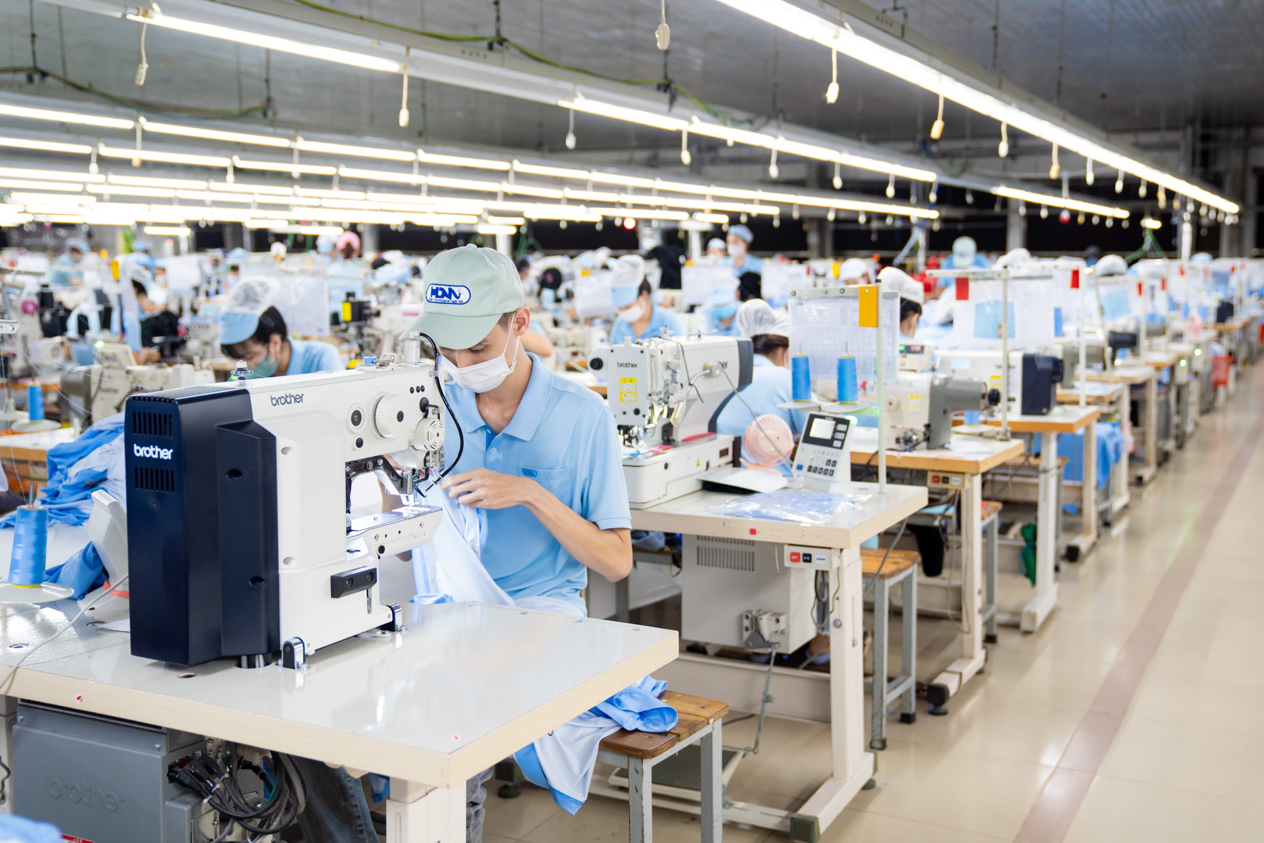 Hành trình vươn mình của ngành Dệt May Việt Nam qua các thời kỳ 3 16. thiet bi cat may hien dai scaled