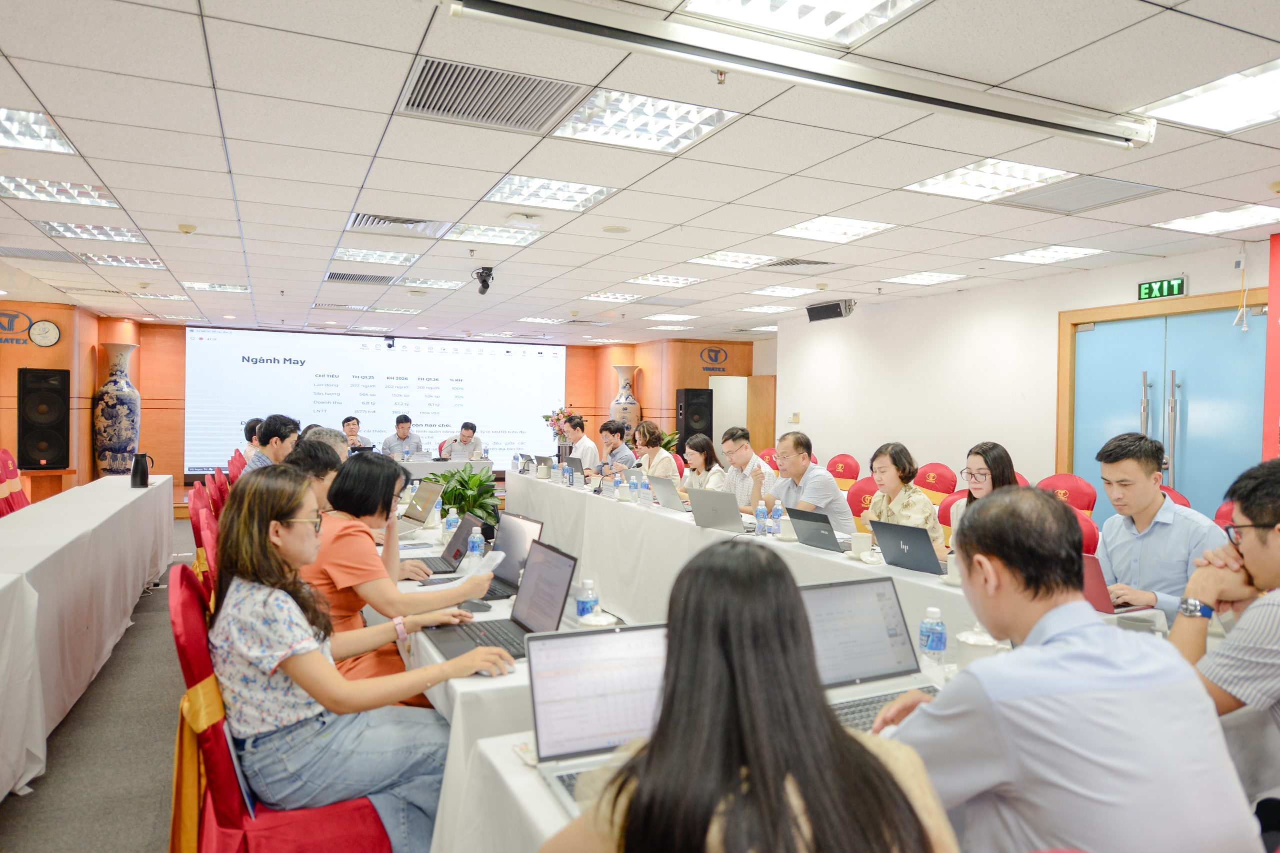 Lãnh đạo Tập đoàn Dệt May Việt Nam làm việc với Dệt May Nam Định về kết quả SXKD quý 1 và nhiệm vụ trọng tâm quý 2/2026