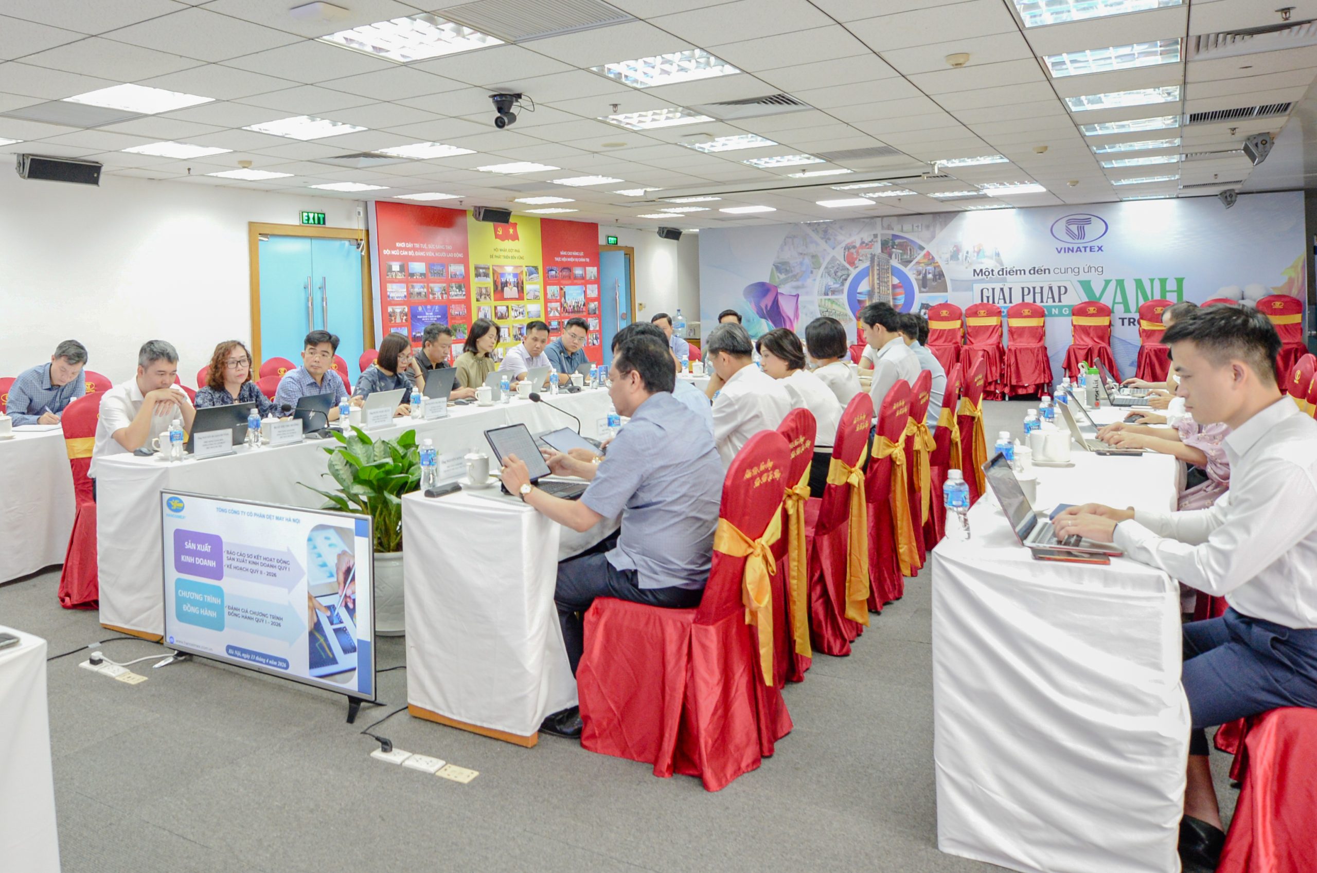 Lãnh đạo Tập đoàn Dệt May Việt Nam làm việc với Hanosimex về kết quả SXKD quý 1 và nhiệm vụ trọng tâm quý 2/2026 2 DSC 3276 scaled