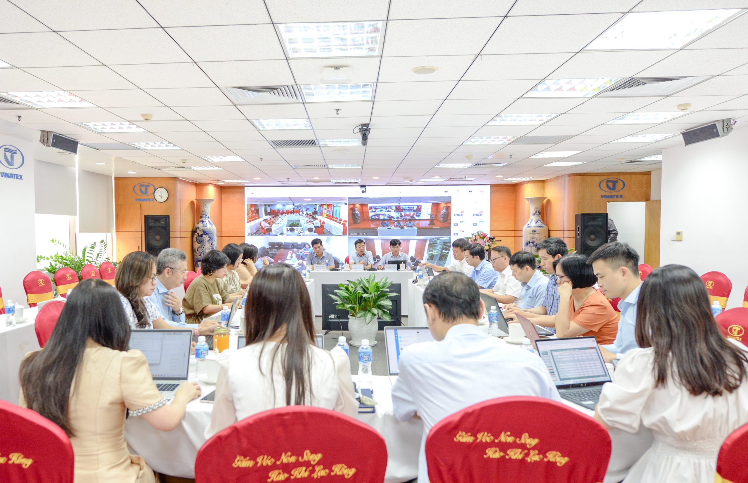 Lãnh đạo Tập đoàn Dệt May Việt Nam làm việc với Vinatex Phú Cường và Vinatex Nam Định về kết quả SXKD quý 1 và nhiệm vụ trọng tâm quý 2/2026