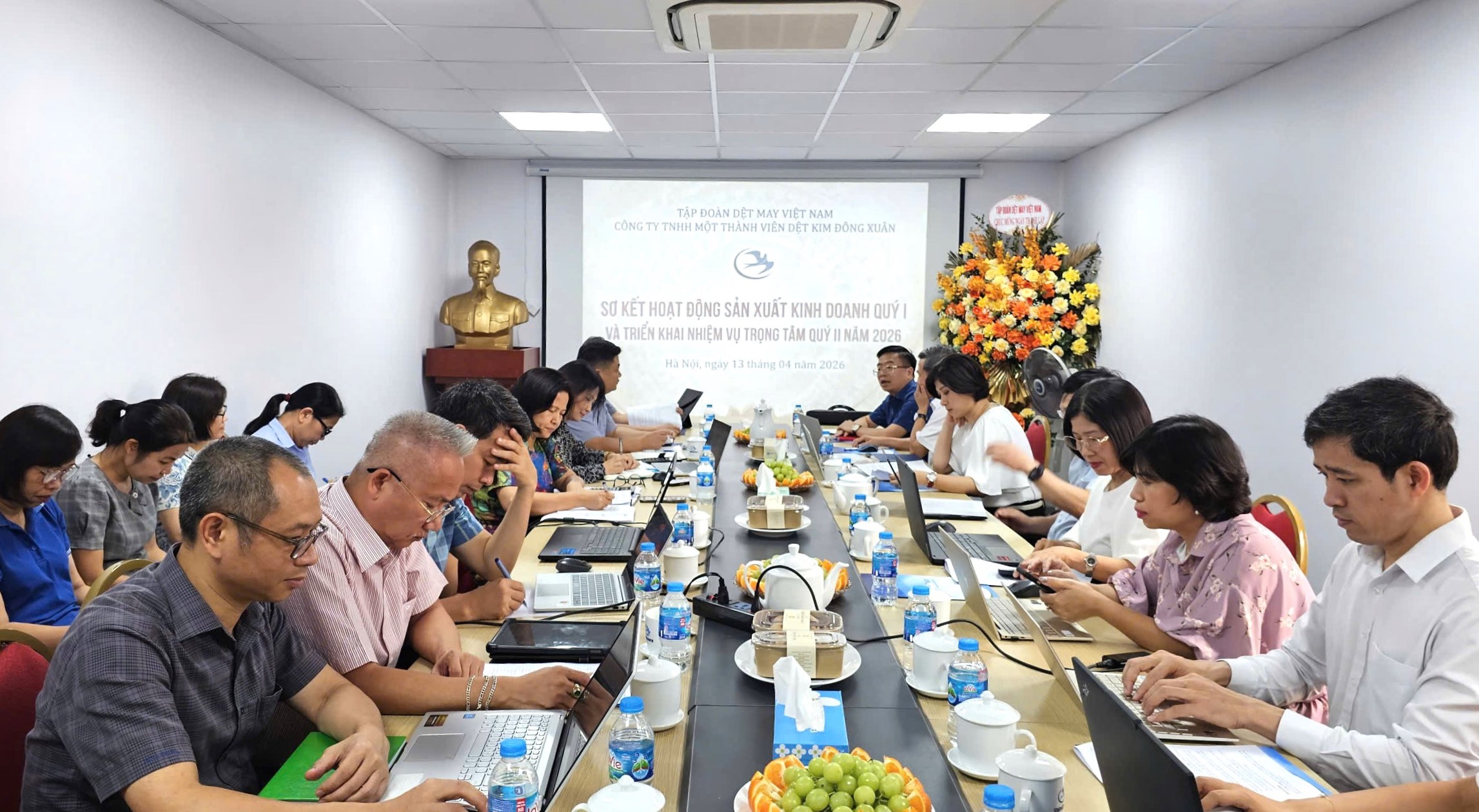 Lãnh đạo Tập đoàn Dệt May Việt Nam làm việc với Dệt kim Đông Xuân về kết quả SXKD quý 1 và nhiệm vụ trọng tâm quý 2/2026