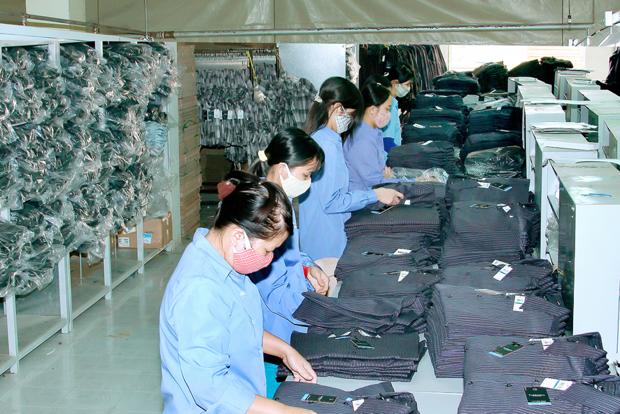 60 năm May Hưng Yên: Ký ức, niềm tin và khát vọng 2 3. Khau kiem tra va dong goi truoc day