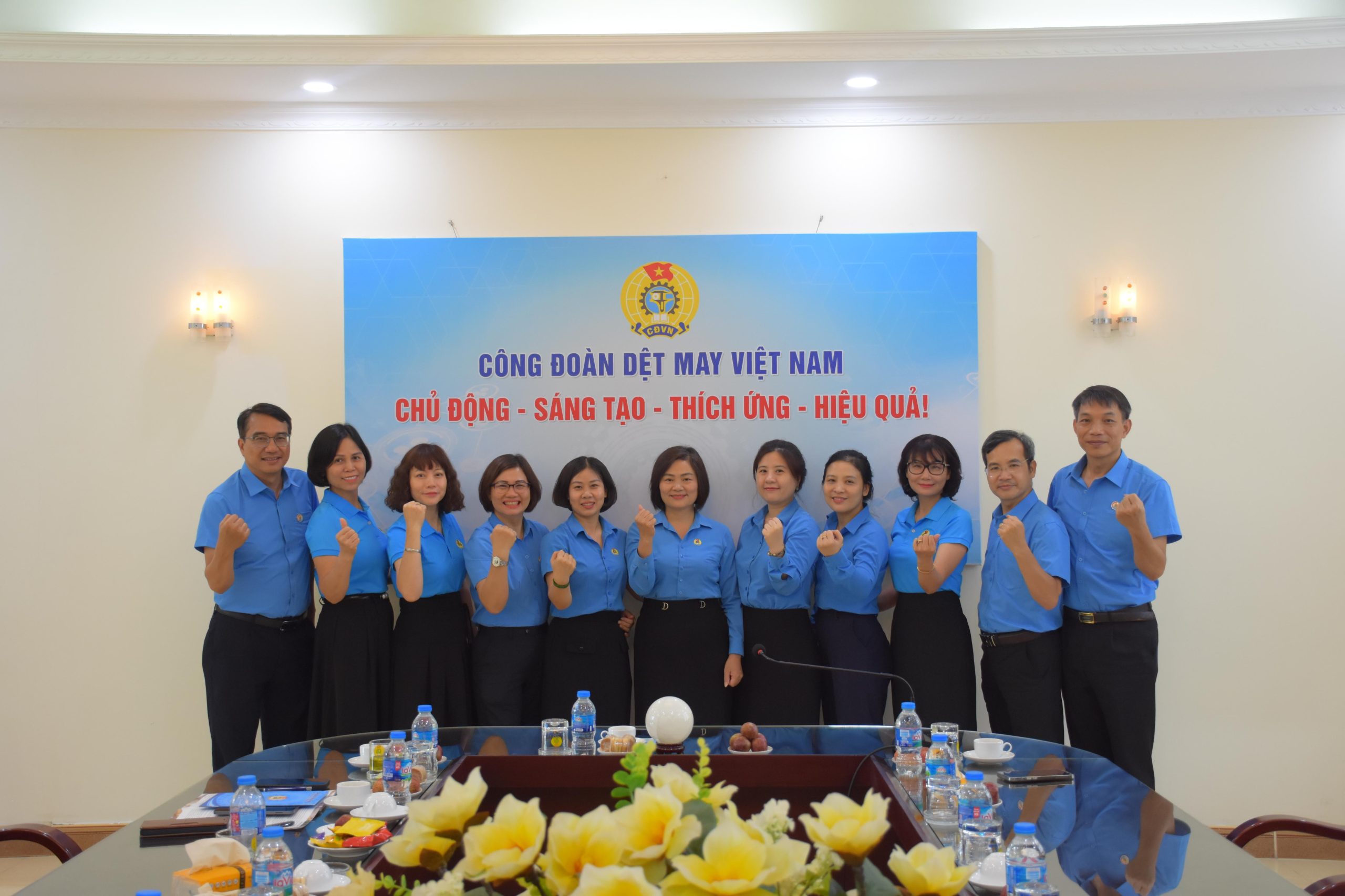 Lãnh đạo Tập đoàn Dệt May Việt Nam gặp mặt Đoàn đại biểu Công đoàn Dệt May Việt Nam tham dự Đại hội Công đoàn Việt Nam lần thứ XIV 2 2HGb6EpUme4PObpohbqNrdD0XgOlA37Xg3Q8 scaled