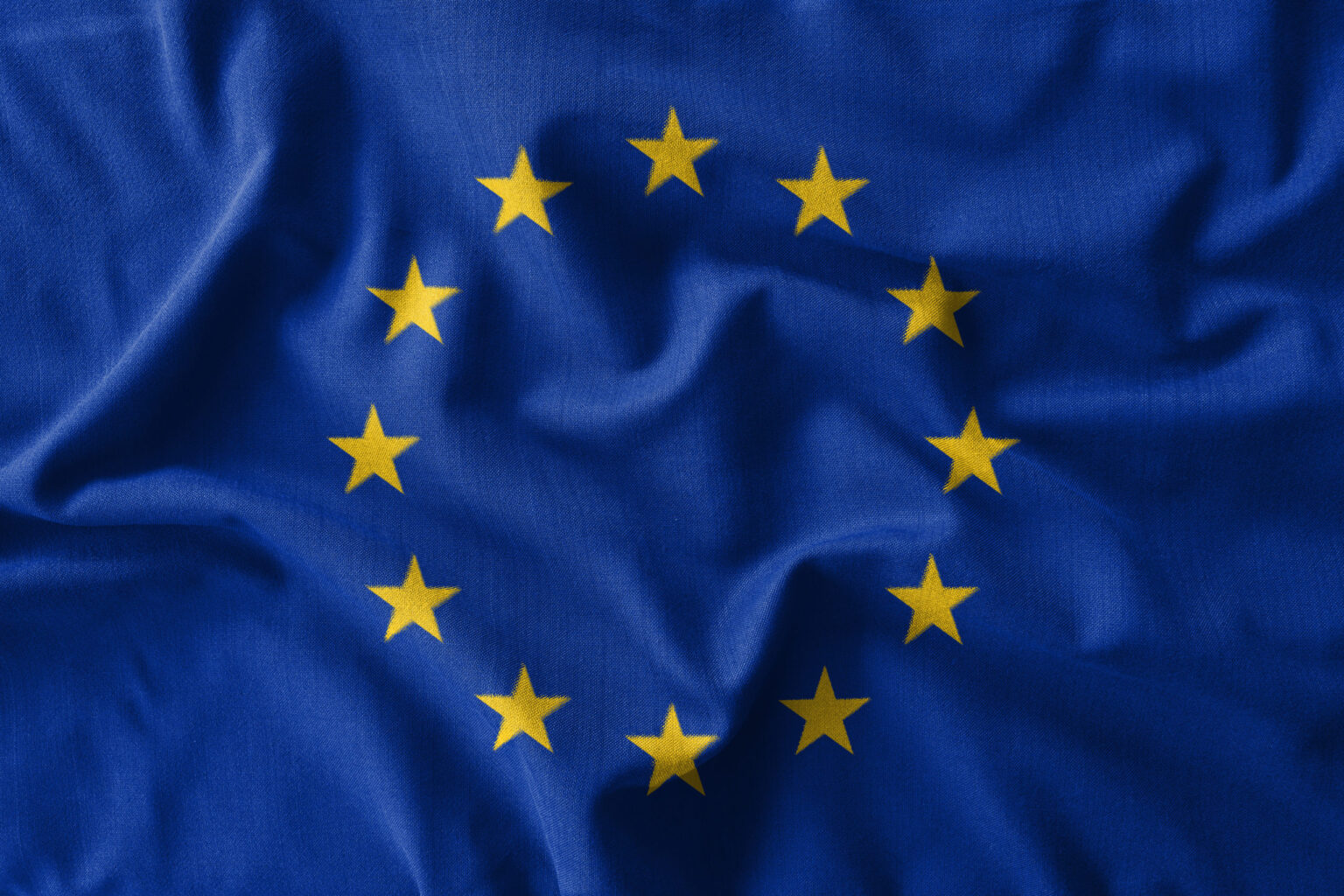 EU phát hiện tình trạng ghi sai nhãn thành phần sợi trên quần áo mang tính hệ thống 1 EU flag scaled 1 1536x1024 1