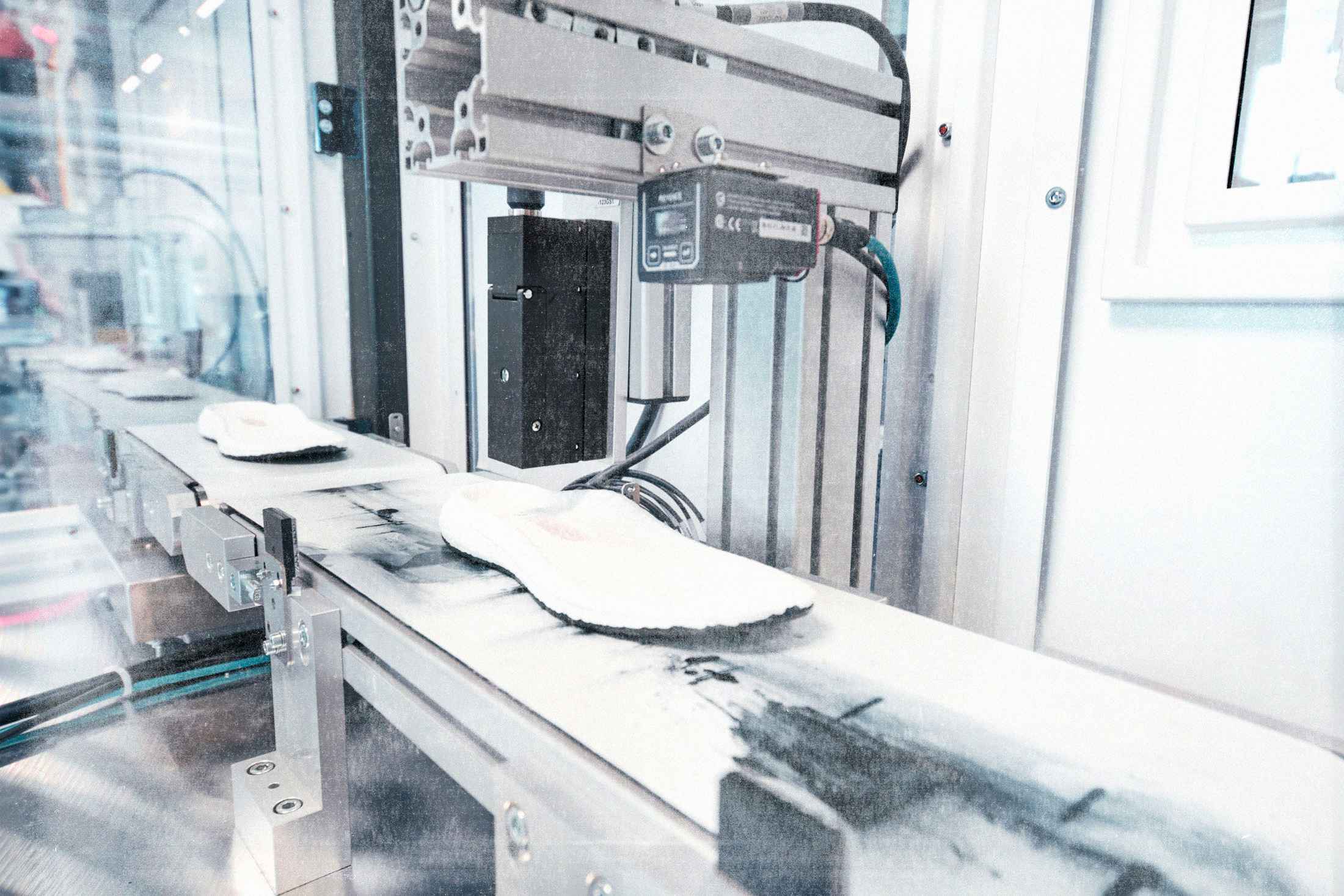 Quản trị chi phí dựa trên dữ liệu trong ngành dệt may thông minh - từ sản xuất số hóa đến quyết định tài chính 4 adidas speedfactory 03