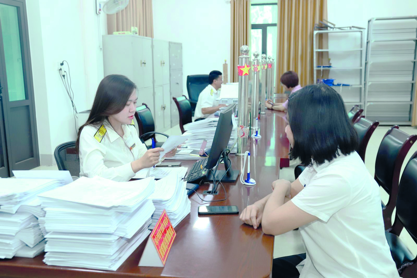 Thị trường với Vinatex - Vinatex với thị trường (tháng 6/2026) 2 can bo thue co so 5 huong dan nguoi dan thu tuc ke khai va nop thue dien tu theo quy dinh moi tai bo phan mot cua