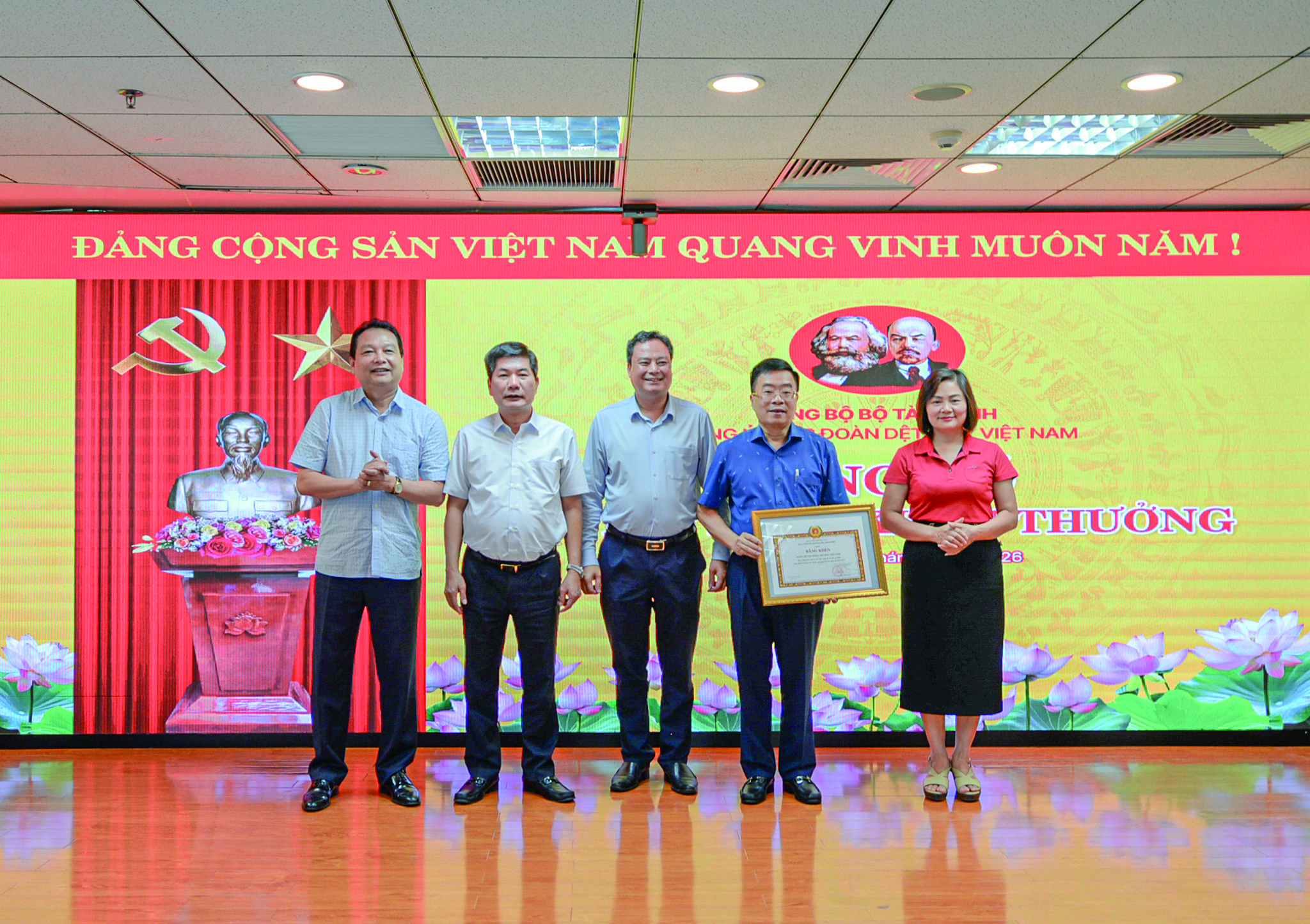 Vinatex Party Committee upholds its leadership role amid the restructuring of its operating model
