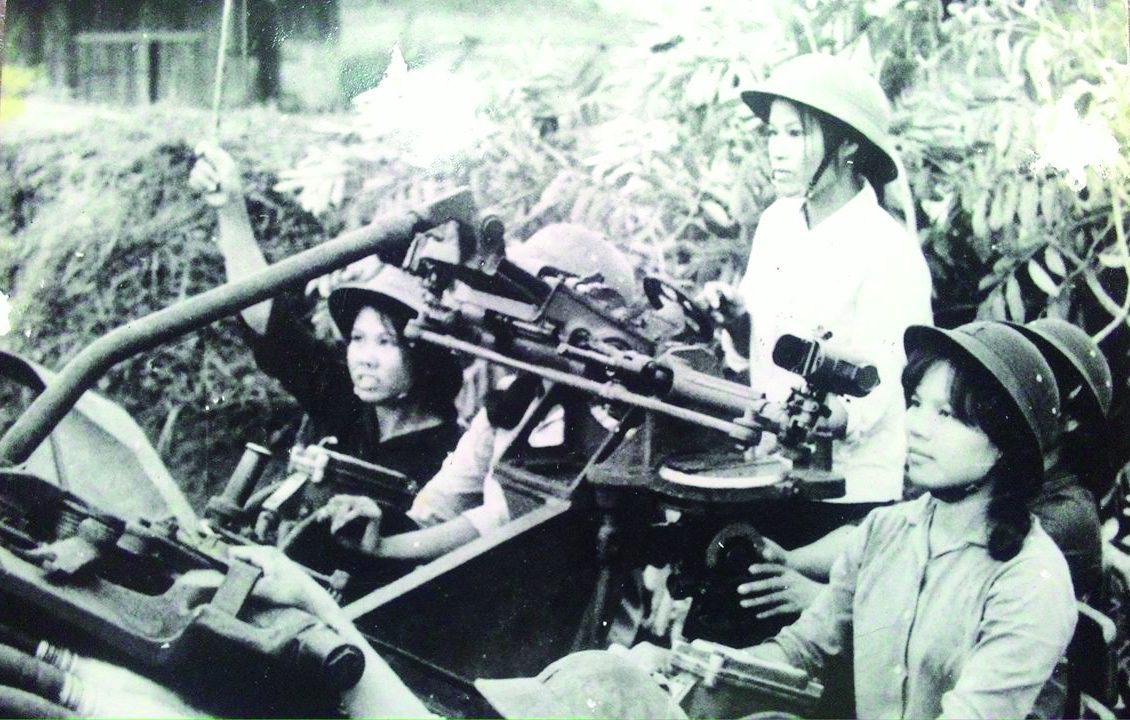 Chuyện về những “Anh hùng dệt may” thời kháng chiến 2 trung doi tu ve nu nha may dang truc chien tai tran dia nha may e1784790865733